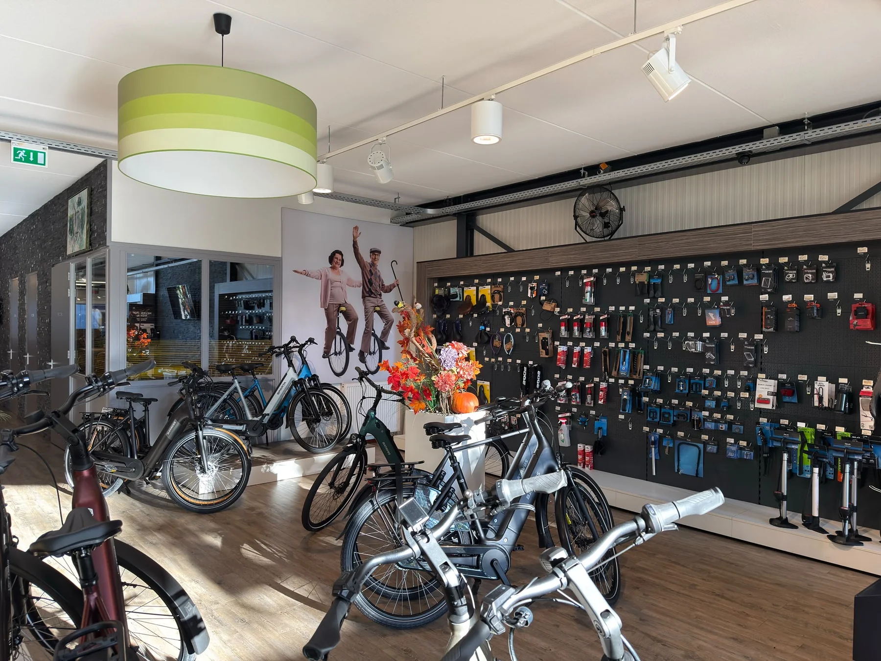 Wand met fietsaccessoires bij Tieks Tweewielers