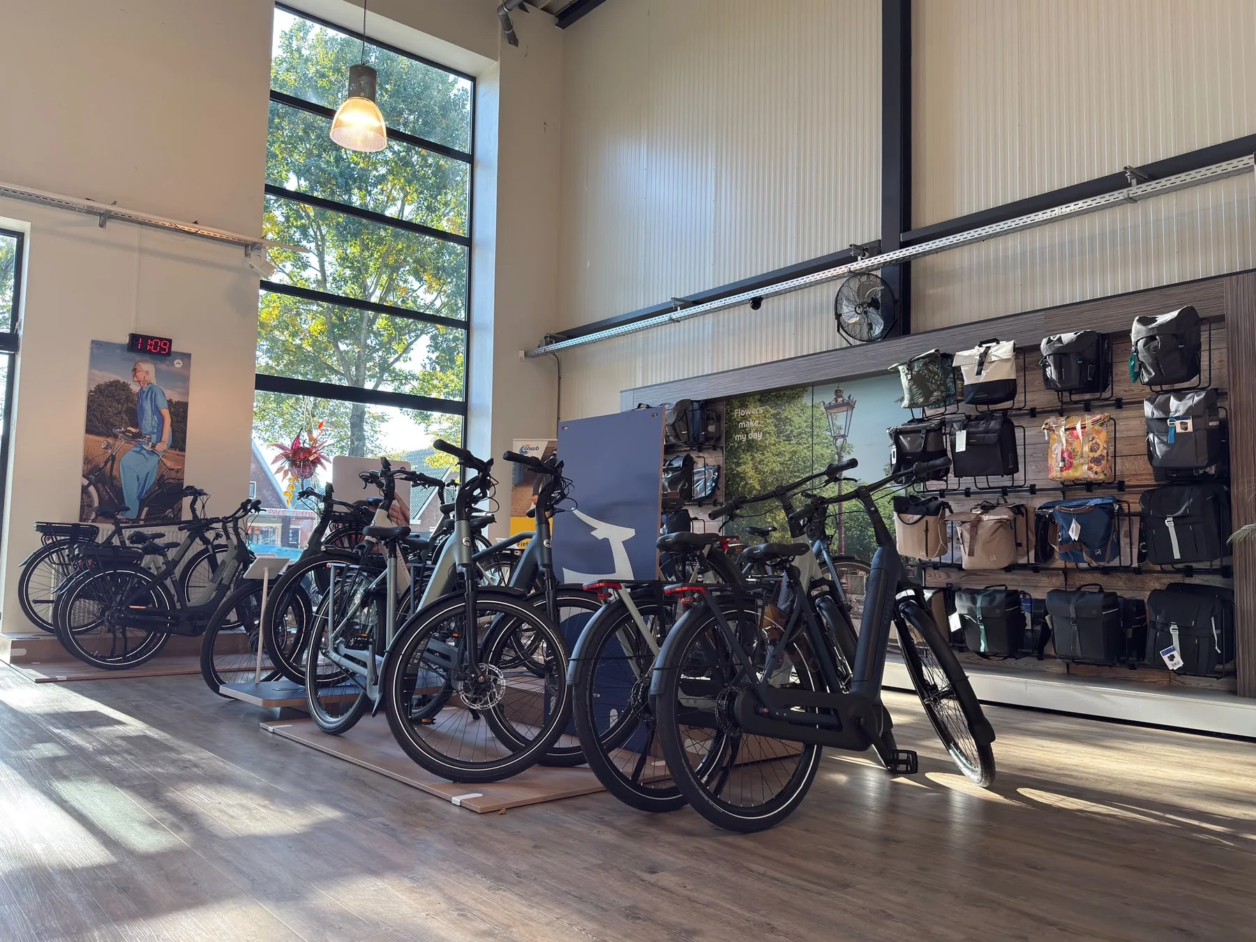 Fietstassen in de winkel van Tieks Tweewielers