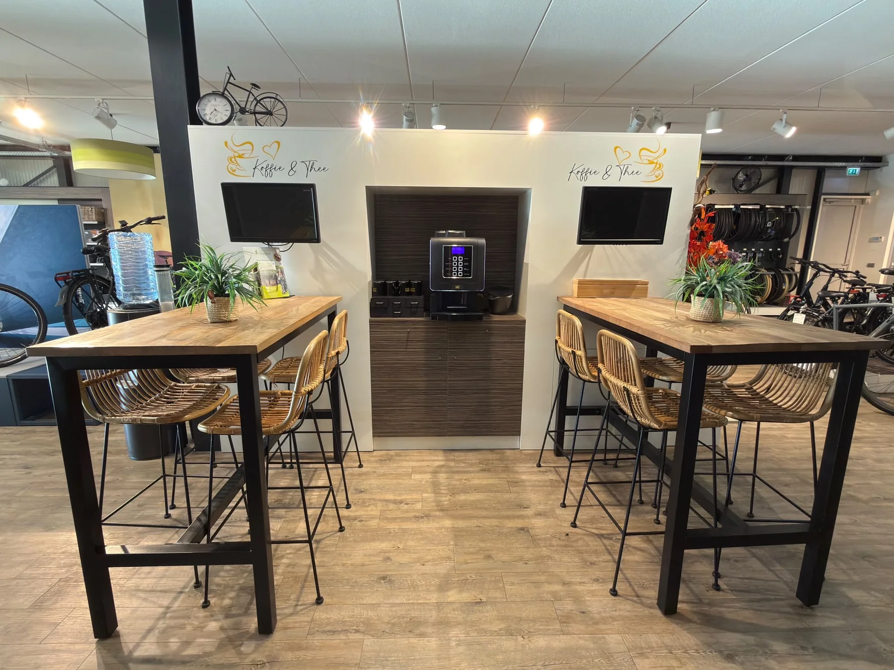 Koffie- en theehoek in de winkel van Tieks Tweewielers