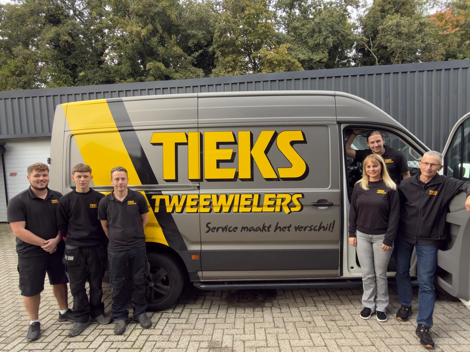 Team Tieks Tweewielers bij de bedrijfsbus
